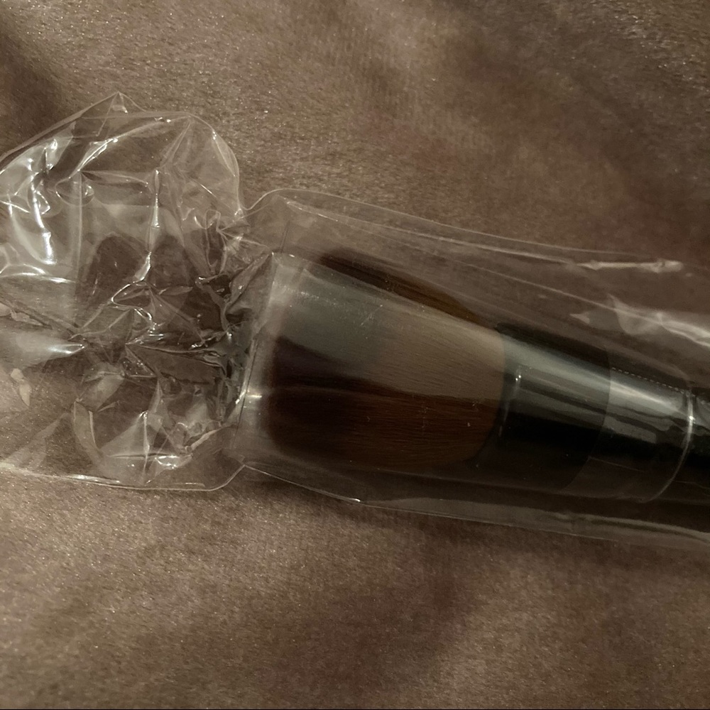 BOBBY BROWN Full Coverage Makeup Brush - Picture 6 of 6